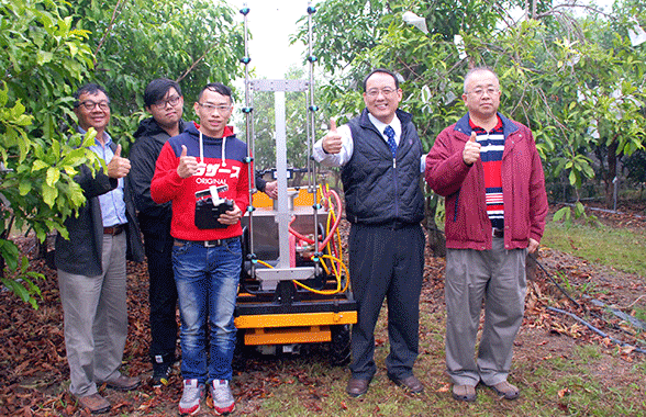 本校研發遙控式農用噴藥車