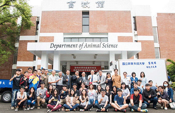 動物科學與畜產系校友慷慨解囊捐贈母系畜牧場專用貨車