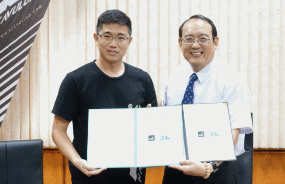 信振複材公司提供屏科大鐵人三項隊奧援